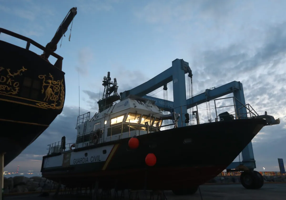 Miembros de la Guardia Civil luchando contra el narcotráfico en Andalucía, mientras JUCIL denuncia la falta de medios para combatir las redes de 'petaqueros' en la región.