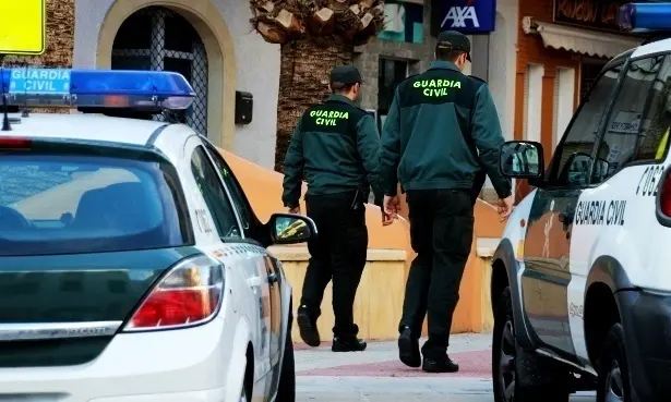 Agentes de la Guardia Civil en Cantabria durante un operativo, contexto de aumento de agresiones según JUCIL