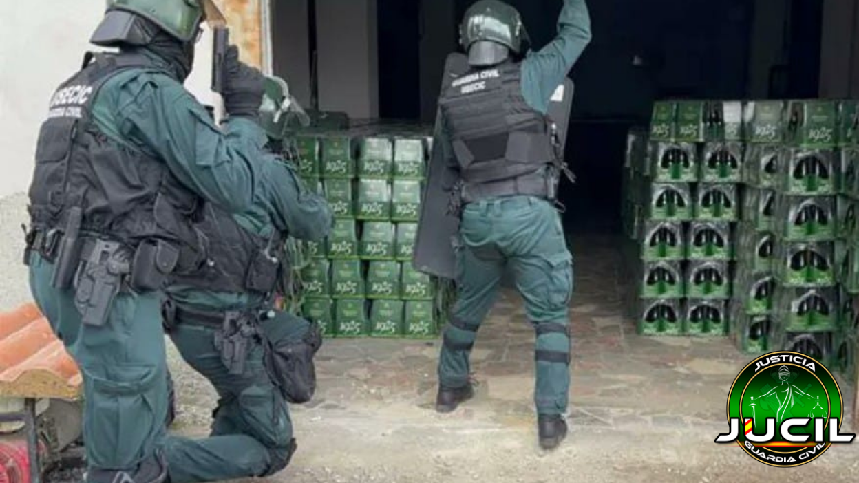 Agentes de las USECIC de la Guardia Civil durante una intervención, equipados con material de protección