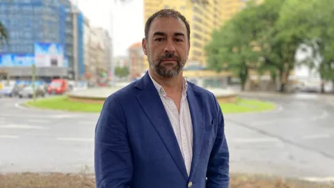 JUCIL con documentos legales sobre la mesa tras la presentación de la querella por injurias y calumnias