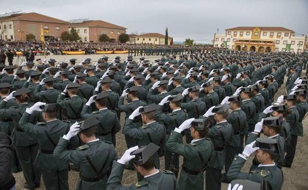 Agentes de la Guardia Civil durante un acto oficial, representando la falta de personal en el cuerpo