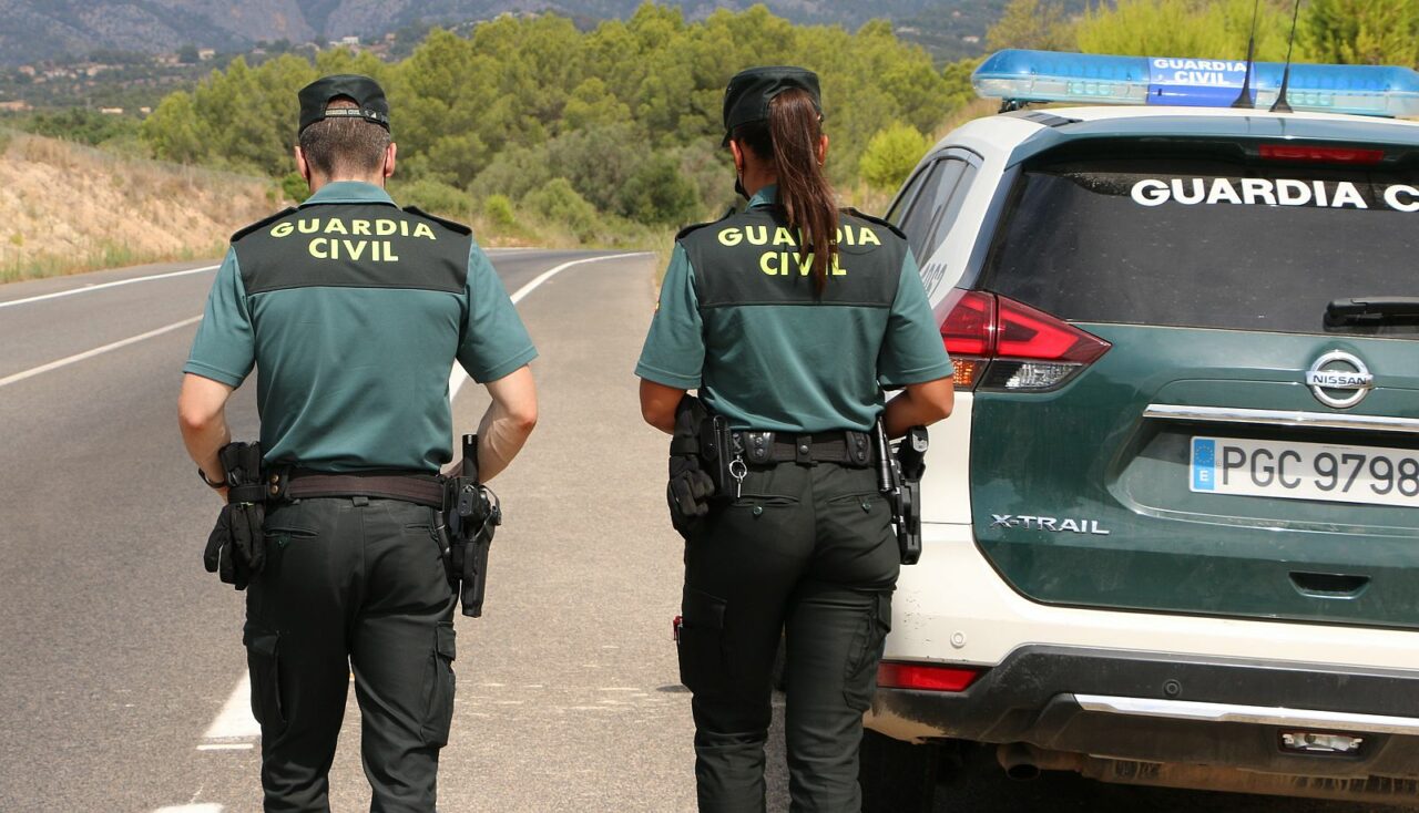 Agentes de la Guardia Civil equipados sin protecciones antibalas
