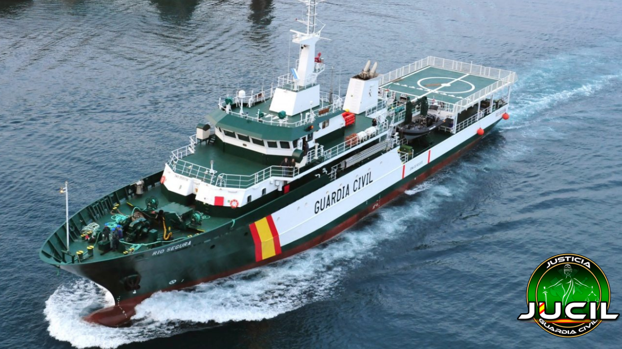 Agentes de la Guardia Civil a bordo de un buque oceánico durante una misión prolongada