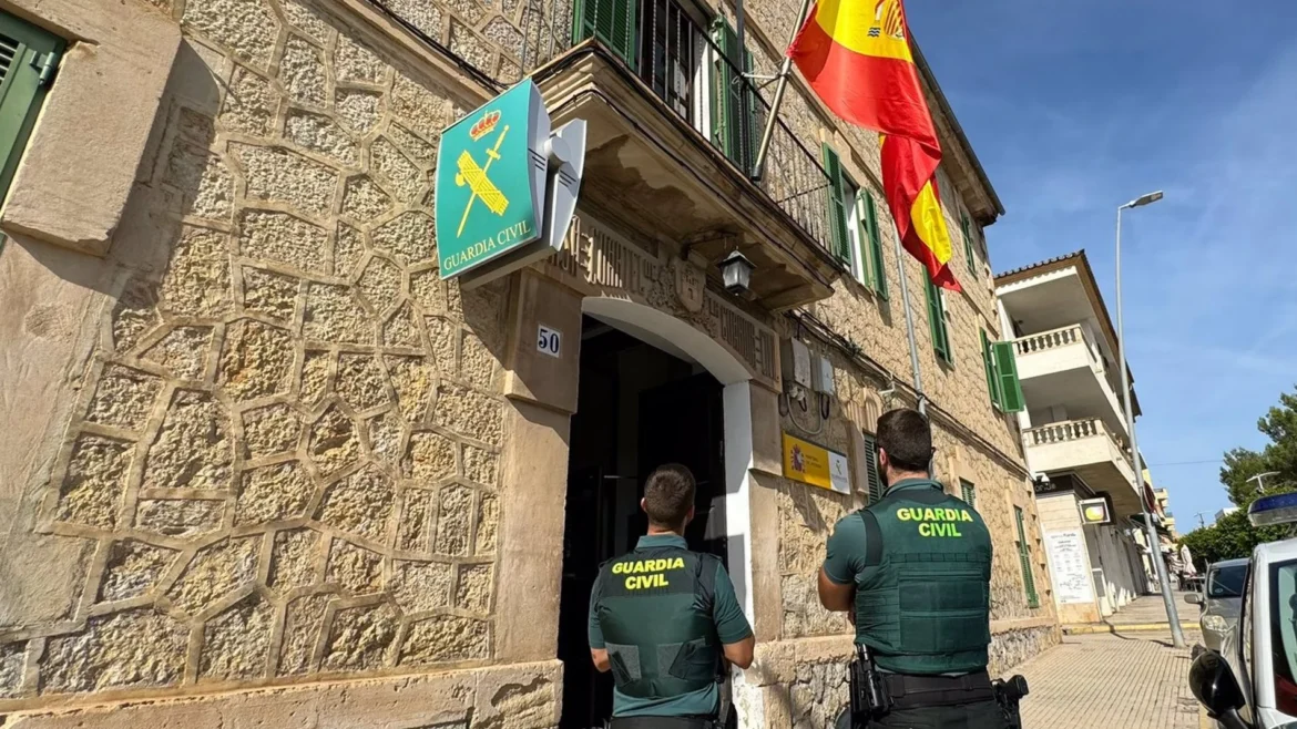 Representantes de JUCIL protestan en Baleares por la prioridad del catalán sobre la seguridad ciudadana