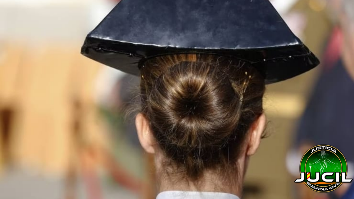 Guardia civil uniformada consultando documentación oficial sobre derechos laborales en una oficina