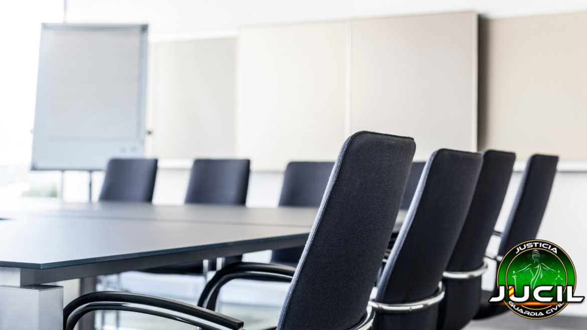 Representantes de JUCIL reunidos con el Jefe de la Comandancia de la Guardia Civil de Madrid para tratar la escasez de personal y recursos