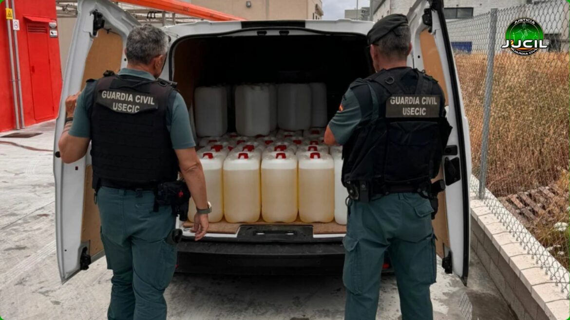 Guardias civiles en Almería transportando garrafas de combustible incautado en una operación contra el narcotráfico