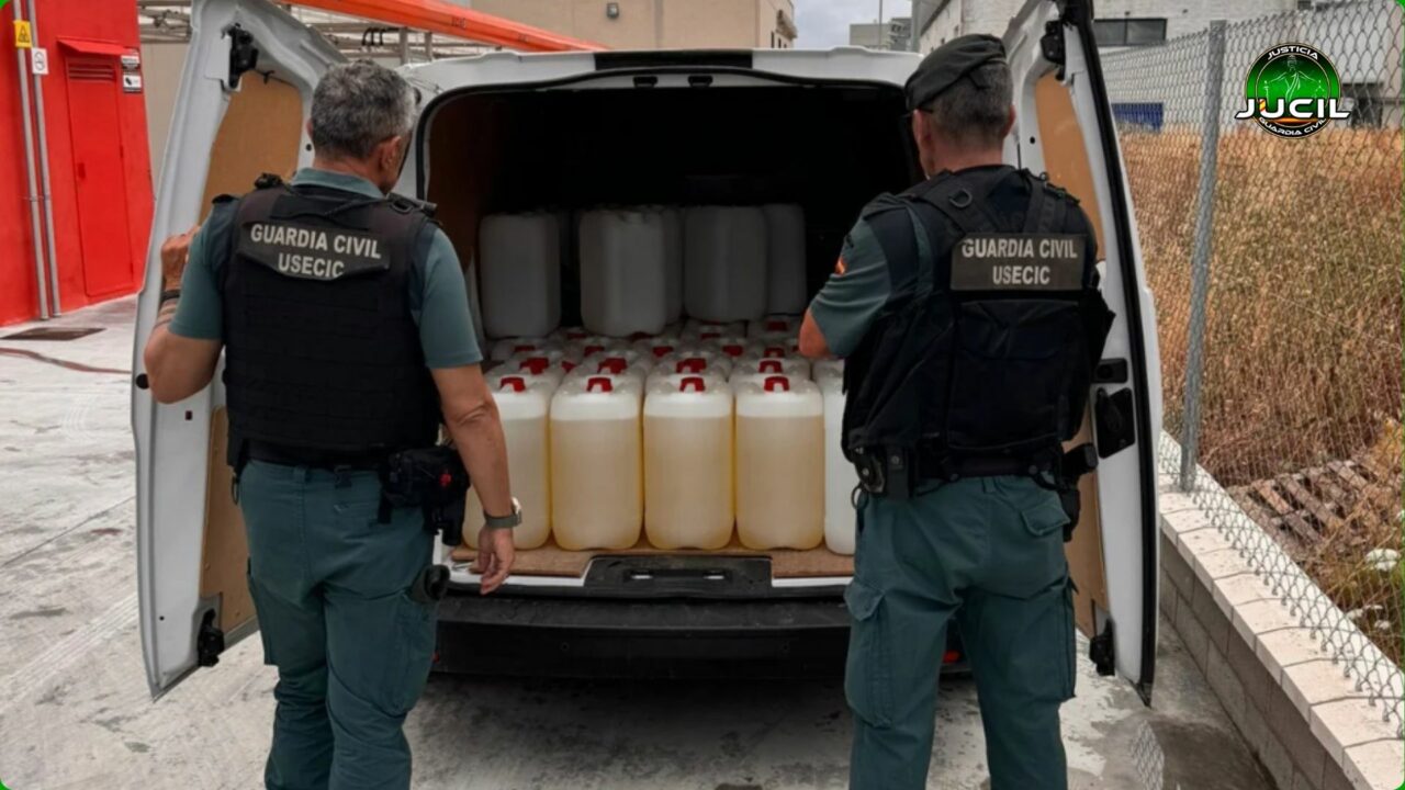 Guardias civiles en Almería transportando garrafas de combustible incautado en una operación contra el narcotráfico