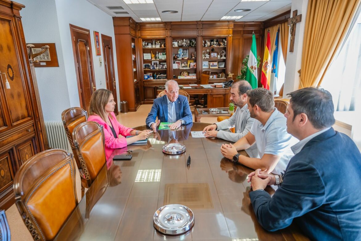Pleno del Ayuntamiento de Roquetas de Mar donde se aprueba una moción para reforzar la seguridad y apoyar a la Guardia Civil