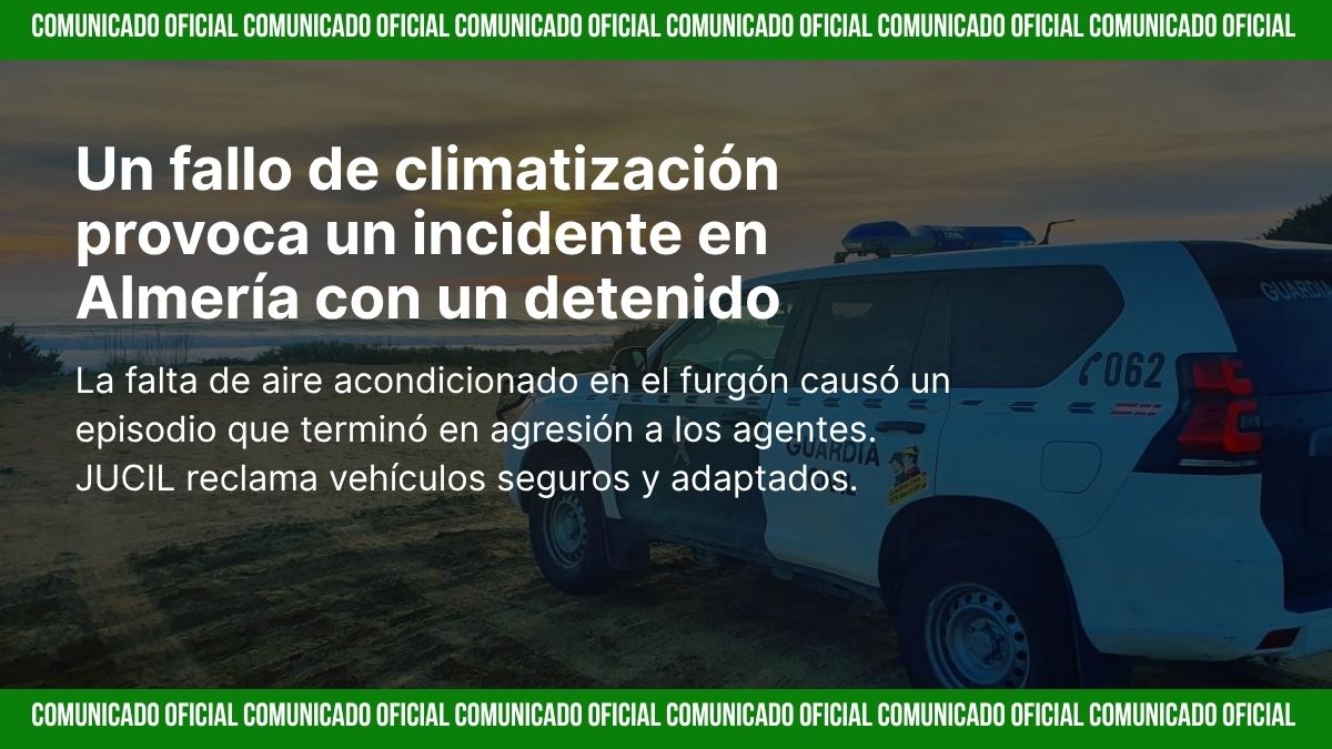 Furgón policial detenido en una carretera de Almería bajo altas temperaturas, con agentes de la Guardia Civil en el exterior