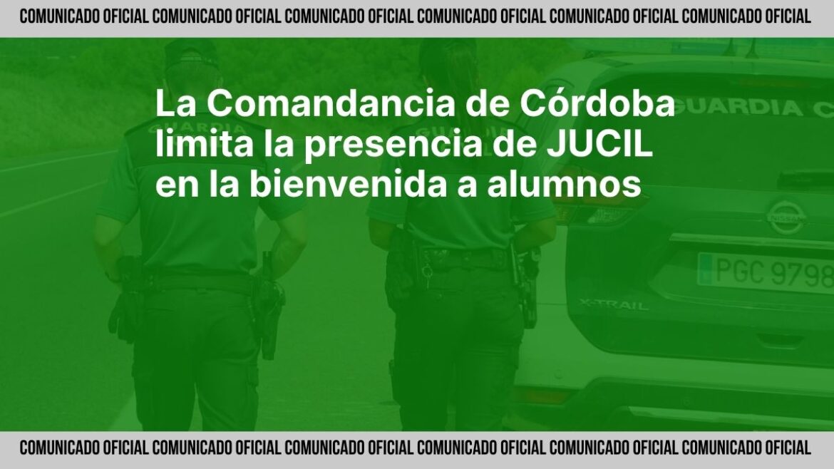 Miembros de JUCIL frente a la Comandancia de la Guardia Civil en Córdoba durante la presentación de guardias alumnos en prácticas