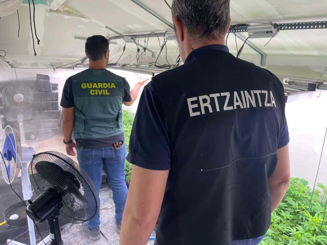 Miembros de la Guardia Civil y la Ertzaintza en labores de seguridad en un puerto del País Vasco, en el contexto del recurso impulsado por JUCIL