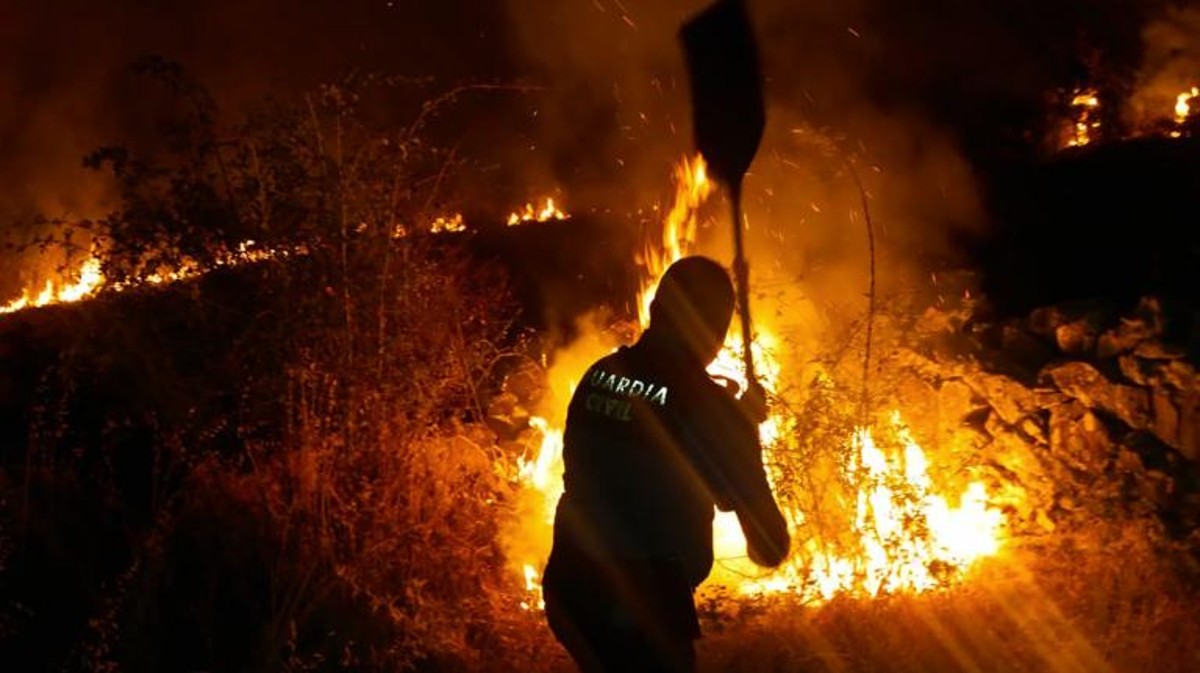 Guardias civiles trabajando en labores de emergencia durante los incendios forestales en zonas rurales de España.