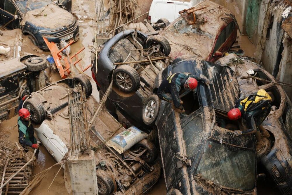 Guardias civiles durante labores de rescate en la DANA 2024, con distintivos honoríficos pendientes de entrega.