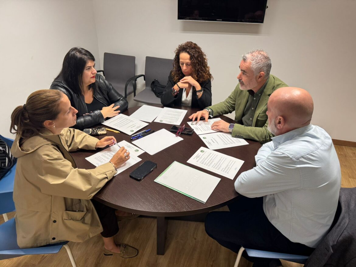 Delegación de JUCIL reunida con representantes del PP de Ourense para denunciar la falta de medios y personal en la Guardia Civil de la provincia.