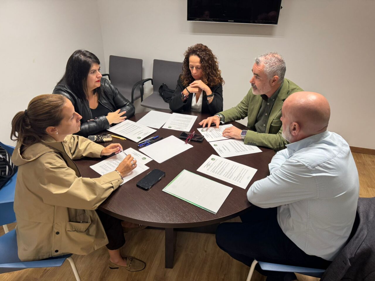 Delegación de JUCIL reunida con representantes del PP de Ourense para denunciar la falta de medios y personal en la Guardia Civil de la provincia.