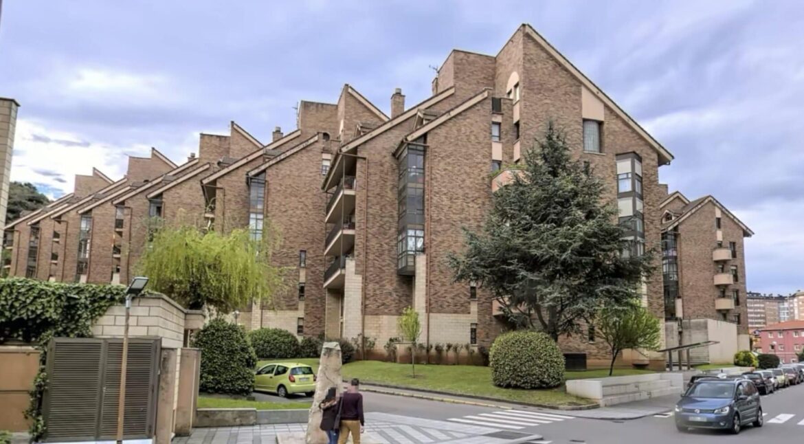 Representantes de JUCIL frente a la Comandancia de la Guardia Civil de Santander mostrando su oposición al traslado de los actos de la Patrona.