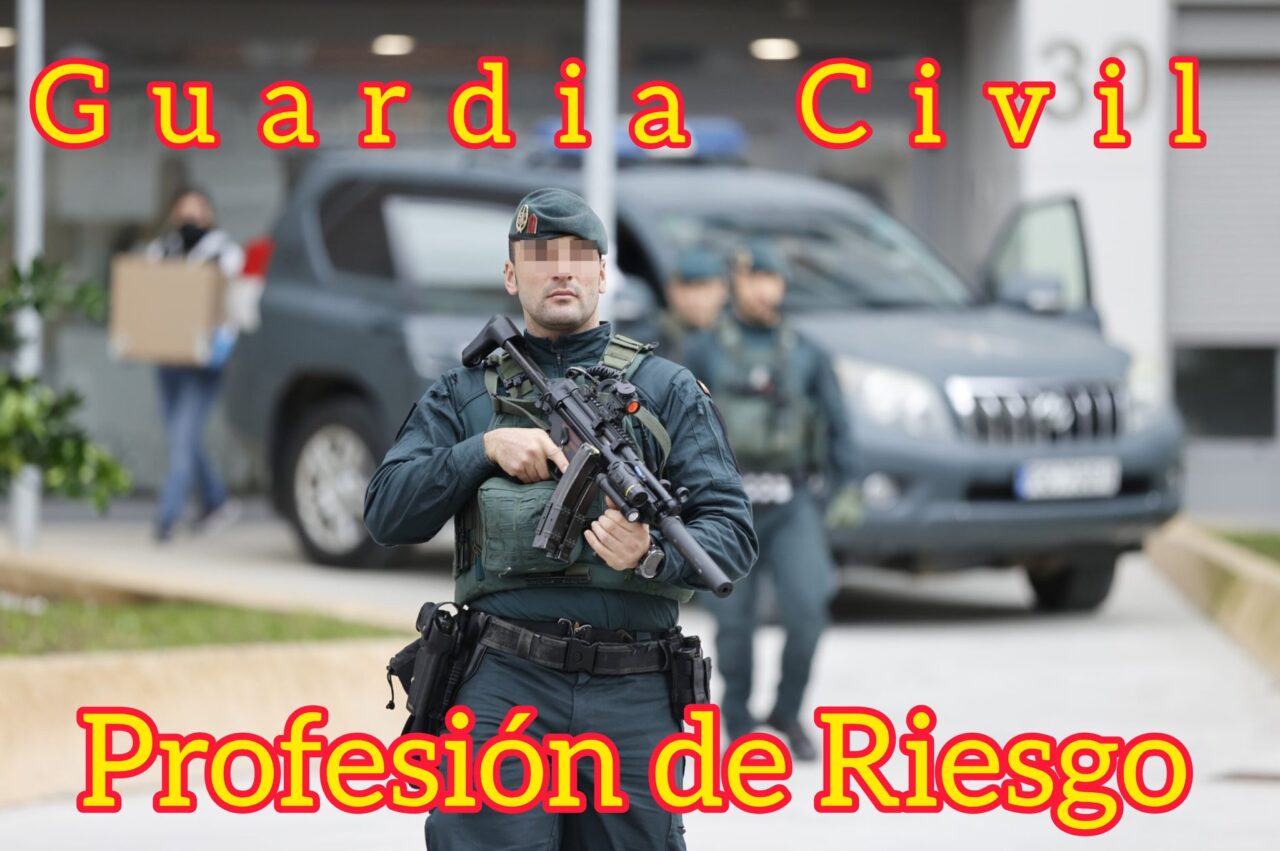 Representantes de JUCIL ante el Tribunal Supremo tras la admisión a trámite de su solicitud sobre la profesión de riesgo para la Guardia Civil.