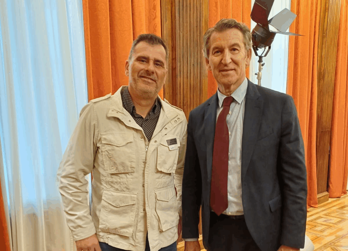 Óscar González, representante de JUCIL, y Alberto Núñez Feijóo, presidente del Partido Popular, posan juntos tras la reunión dedicada a la dignificación y la equiparación plena de la Guardia Civil.