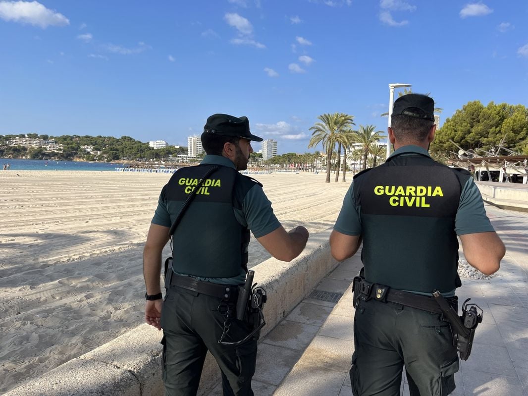 Dos guardias civiles de JUCIL en playa de Baleares alertan sobre el éxodo de 70 agentes y la crisis de seguridad en las islas por falta de plus de insularidad.