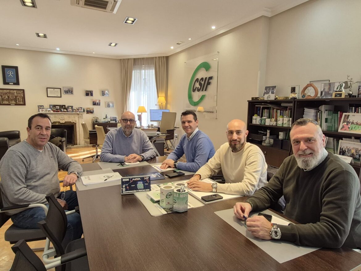 Reunión de trabajo de representantes de JUCIL, JUPOL y CSIF alrededor de una mesa con logos de CSIF en el fondo, preparando una posición común sobre indemnizaciones, dietas y jubilación.
