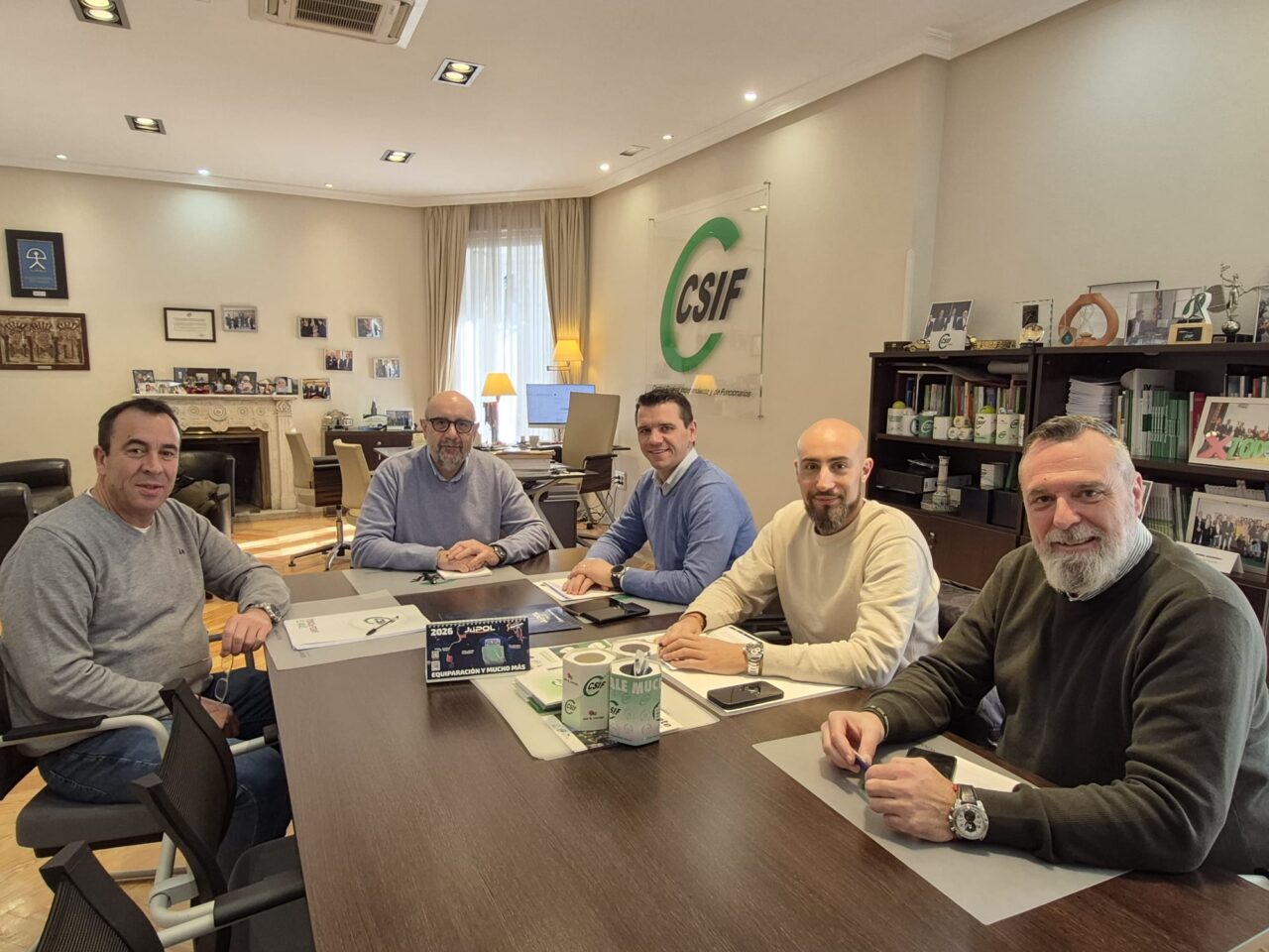 Reunión de trabajo de representantes de JUCIL, JUPOL y CSIF alrededor de una mesa con logos de CSIF en el fondo, preparando una posición común sobre indemnizaciones, dietas y jubilación.