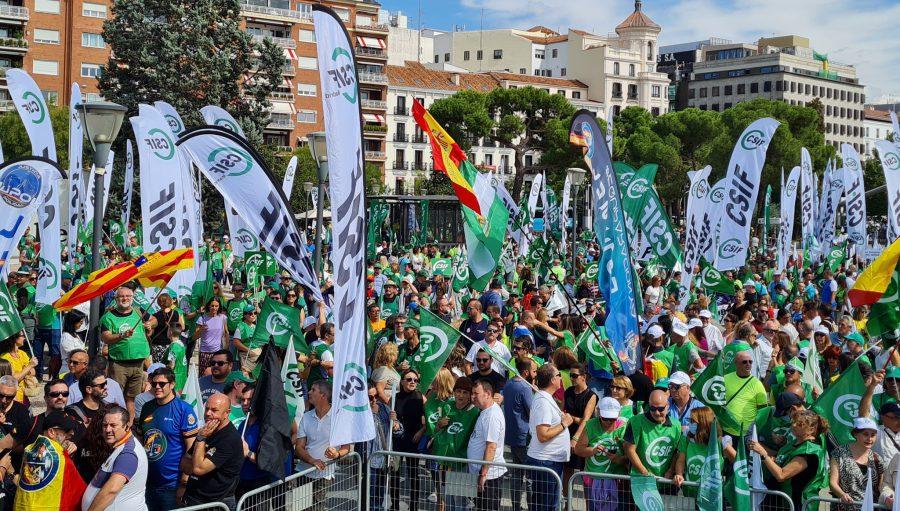 Manifestación en Madrid de JUCIL, JUPOL y CSIF con miles de policías y guardias civiles reclamando mejora salarial, dietas actualizadas y jubilación digna.